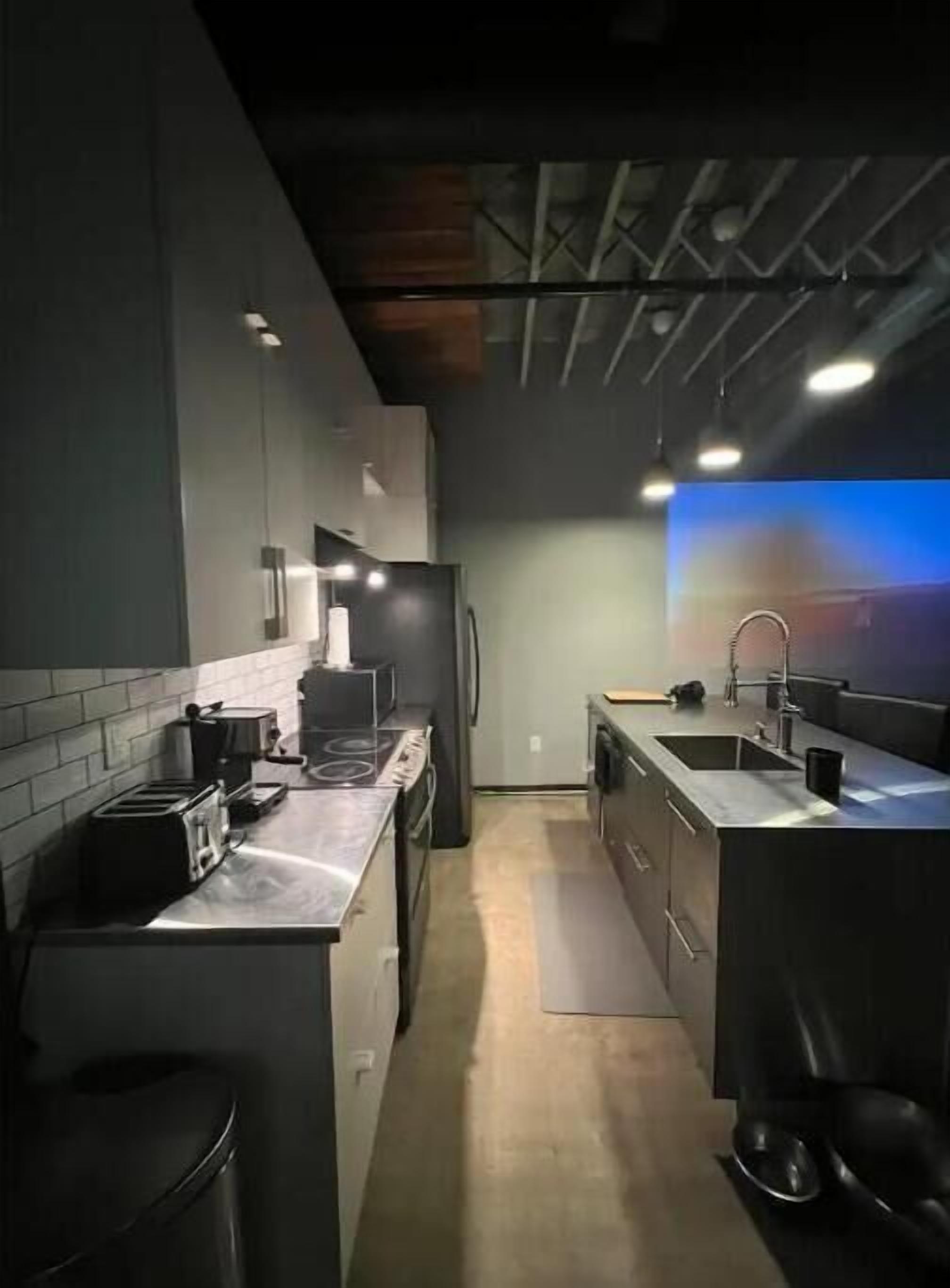 ثلاجة، ميكروويف، فرن، موقد طهي مسطح