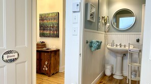 Traditional Double Room, Non Smoking, Sea View | Bathroom | Shower, free toiletries, hair dryer, slippers - Chez Maleterre (Saint Irenee)