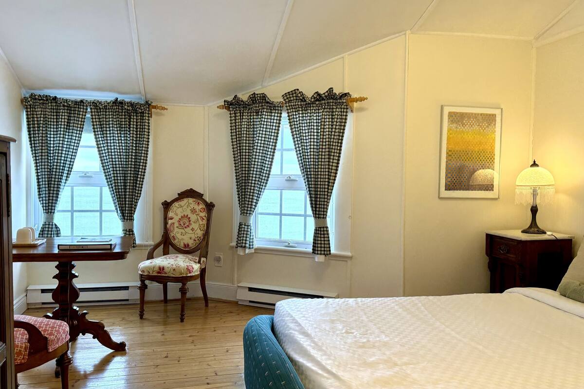 Traditional Room, 1 King Bed, Non Smoking, Sea View | Egyptian cotton sheets, premium bedding, iron/ironing board (on request)