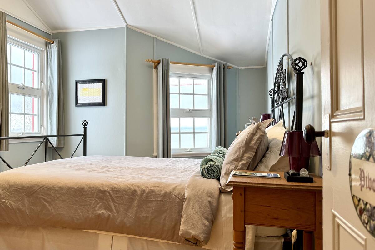 Traditional Double Room, Non Smoking, Sea View | Egyptian cotton sheets, premium bedding, iron/ironing board (on request)