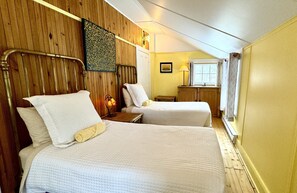 Traditional Twin Room, Garden View | Egyptian cotton sheets, premium bedding, individually decorated - Chez Maleterre (Saint Irenee)