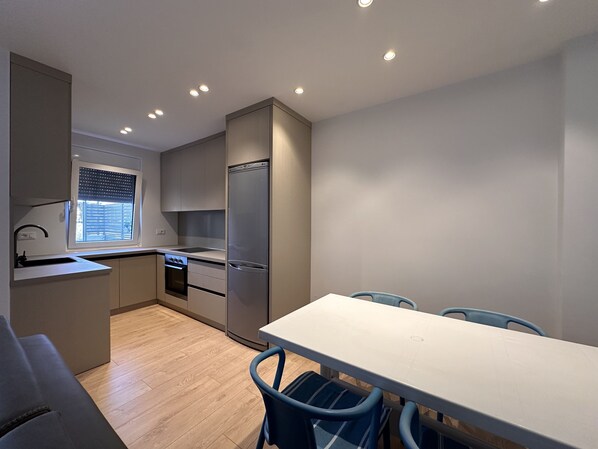 Fridge, oven, stovetop, dishwasher