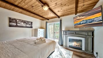5 bedrooms, iron/ironing board, WiFi, bed sheets