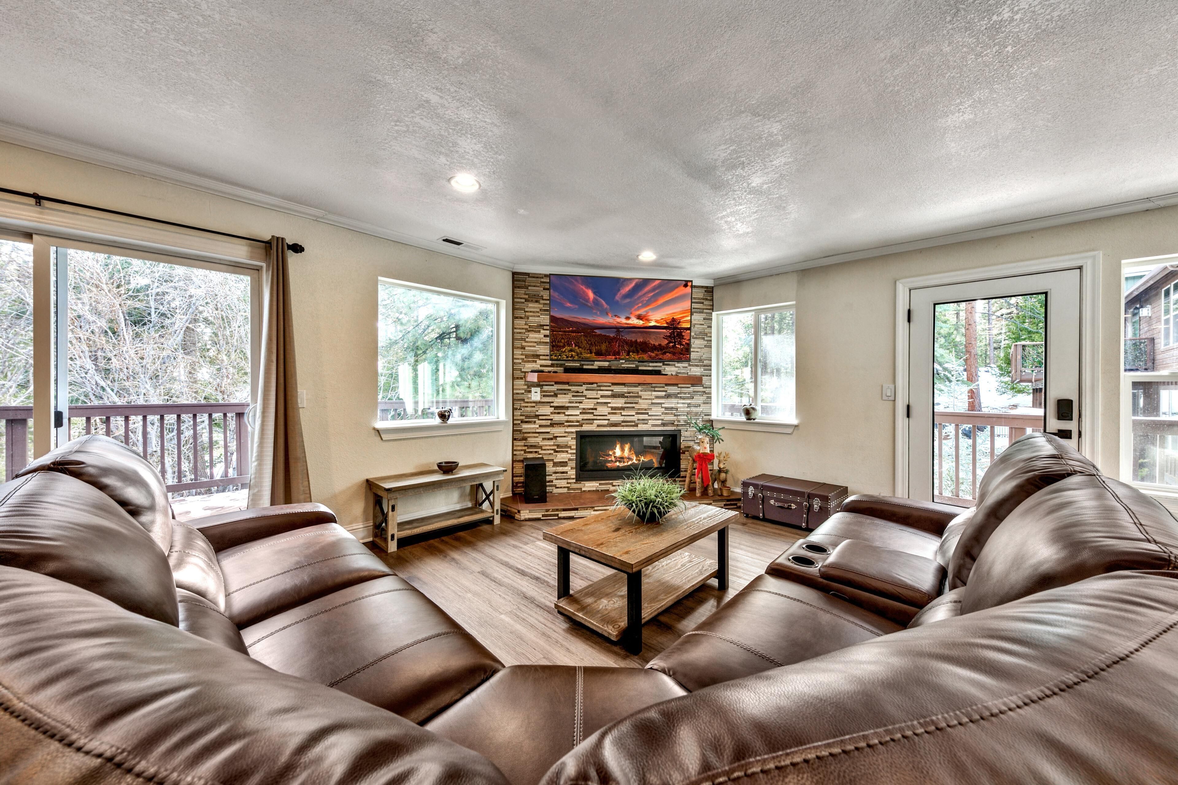 Tv, eldstad och en stereo