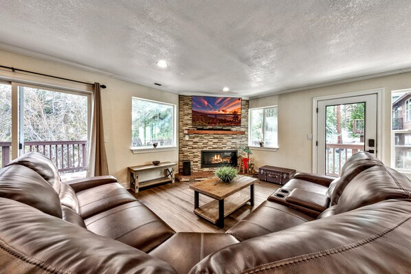 Fernseher, Kamin, Stereoanlage