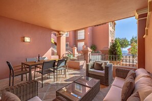 Outdoor dining - Elegant Golf Apt, Peace, Pool, Panoramic Views (Benahavís)