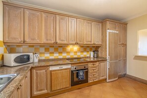 Fridge, microwave, oven, stovetop - Elegant Golf Apt, Peace, Pool, Panoramic Views (Benahavís)