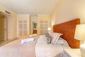 3 عدّة غرف نوم ومكتب ومكواة/لوح كي وسرير سفر