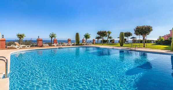 Pool - Elegant Golf Apt, Peace, Pool, Panoramic Views (Benahavís)