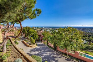 Property grounds - Elegant Golf Apt, Peace, Pool, Panoramic Views (Benahavís)