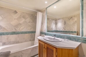 Hair dryer, towels - Elegant Golf Apt, Peace, Pool, Panoramic Views (Benahavís)