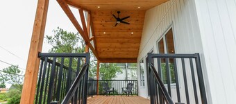 Cheerful 3 Bedroom Cottage with Views of the Caves and private Hot tub