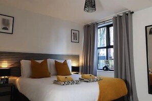 2 bedrooms, desk, iron/ironing board, WiFi