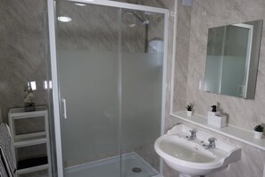 Douche, séchoir à cheveux, serviettes fournies, savon