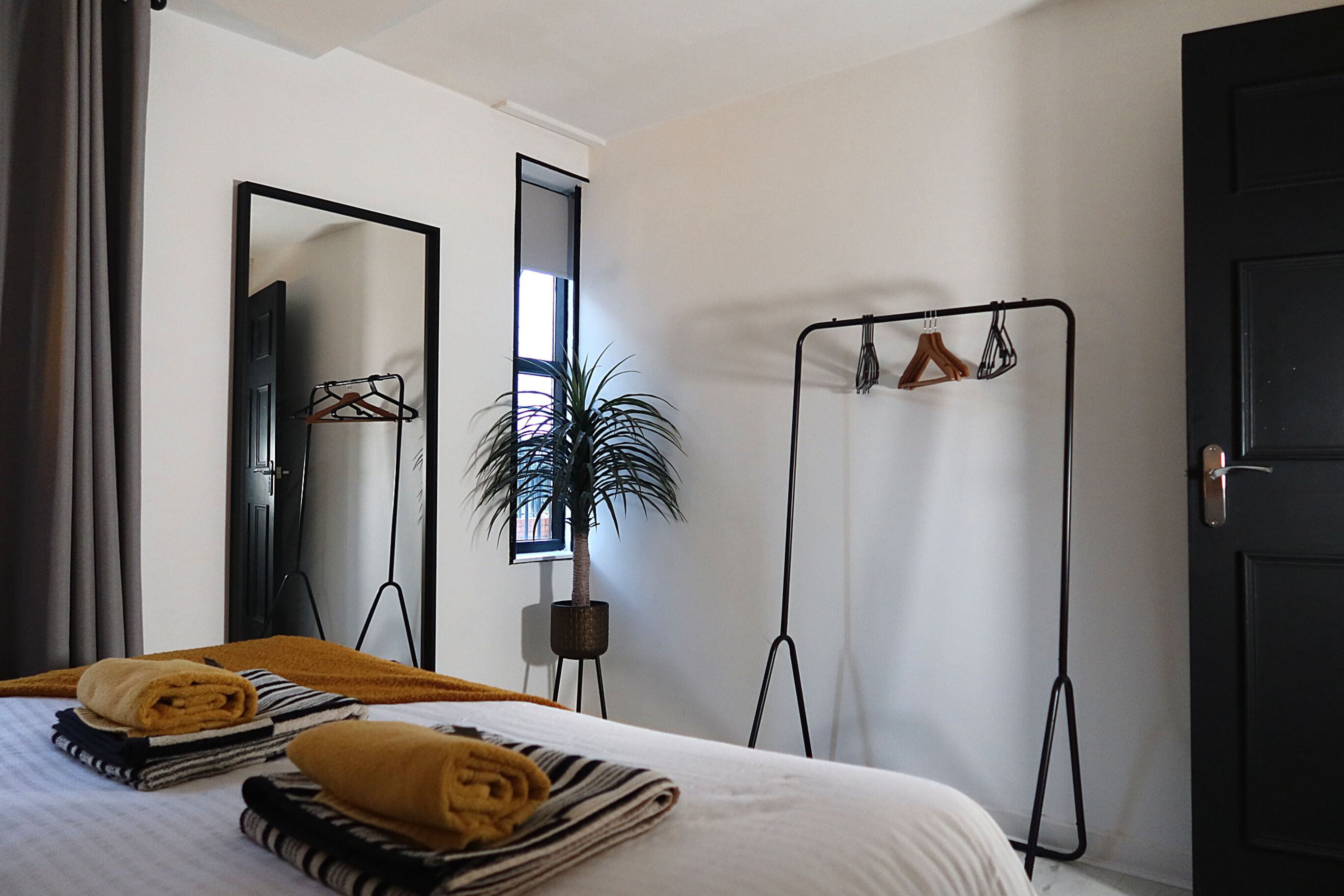 2 habitaciones, escritorio, tabla de planchar con plancha y wifi 