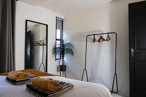 2 bedrooms, desk, iron/ironing board, WiFi - Tyne Quarters Apartment- Newcastle Central Station a short walk away! (Newcastle upon Tyne)