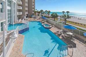 Innendørsbasseng og et oppvarmet basseng