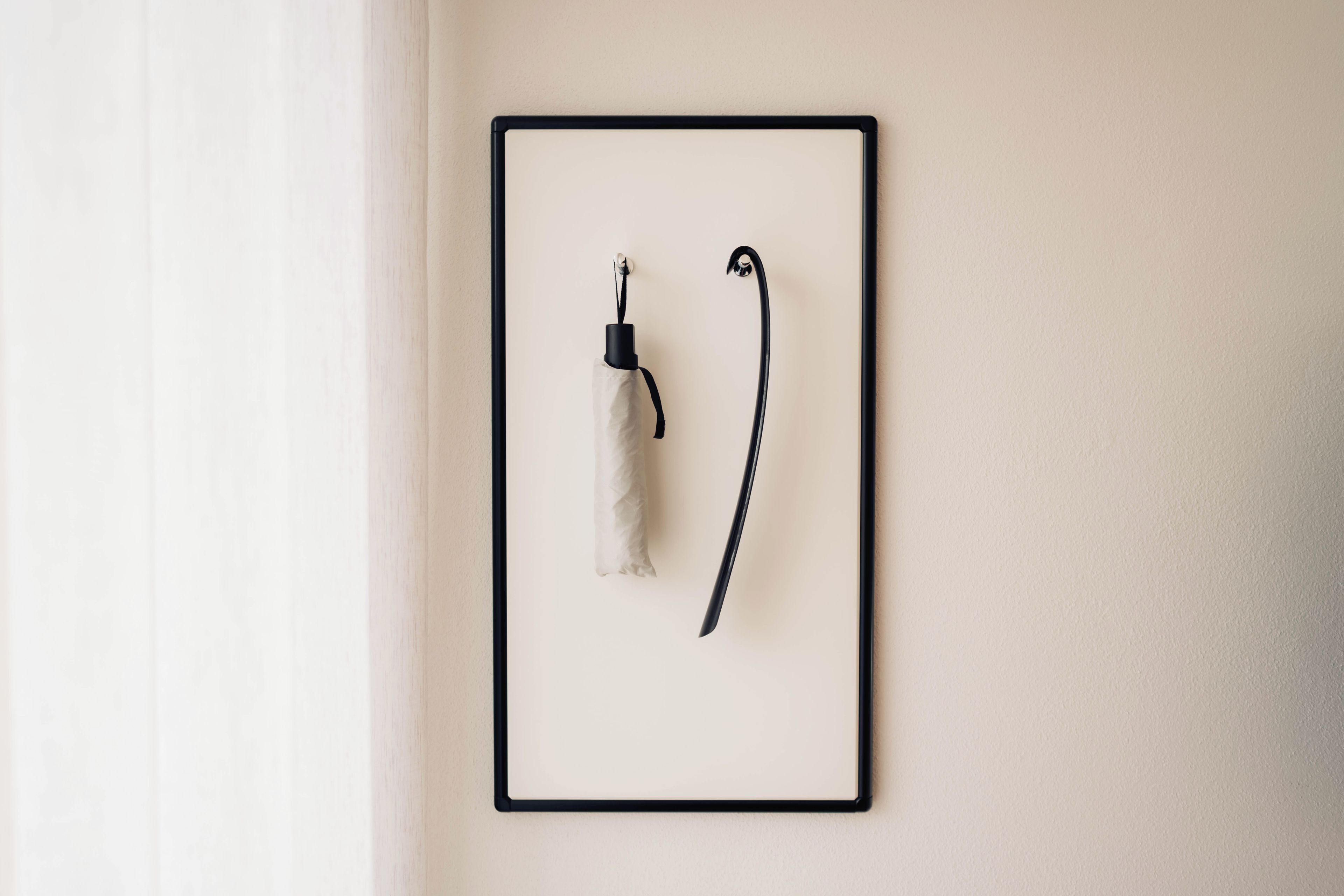 Un cuadro en pared, con marco negro.