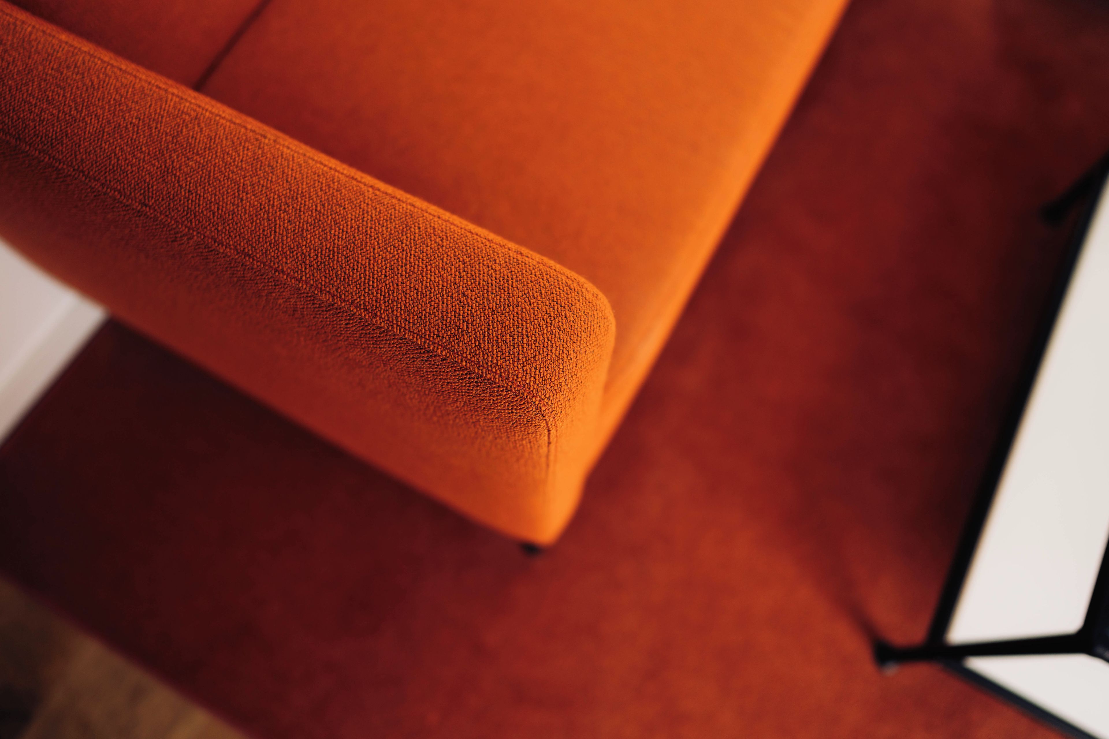 Primer plano de una tela con textura, probablemente parte de un mueble.