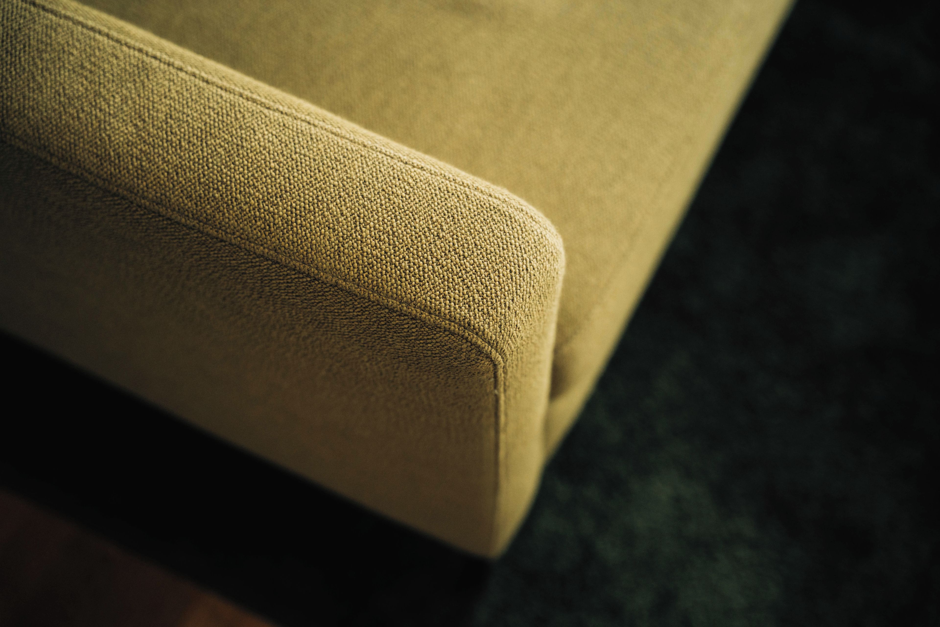 Un gros plan d’un tissu à texture particulière, qui pourrait faire partie d’un meuble.