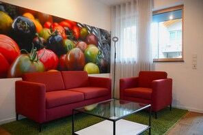 Ropa de cama de alta calidad, colchones con pillow-top y minibar 