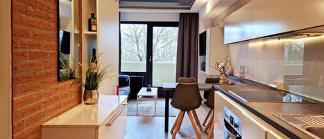 Fridge, oven, stovetop, dishwasher