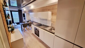Fridge, oven, stovetop, dishwasher