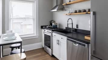 Réfrigérateur, micro-ondes, four, plaque de cuisson