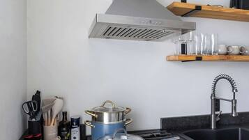 Kjøleskap, mikrobølgeovn, ovn og kokeplater