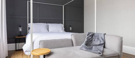 1 chambre, bureau, fer et planche à repasser, lit parapluie