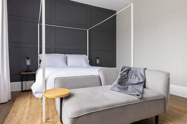 1 Schlafzimmer, Schreibtisch, Bügeleisen/Bügelbrett, Reisekinderbett