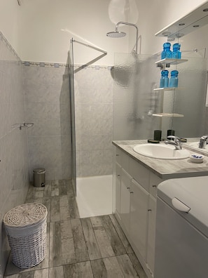 Shower, hair dryer, towels - Les Glycines (Trausse)
