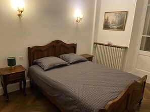 3 chambres, fer et planche à repasser, accès au Wi-Fi (inclus)