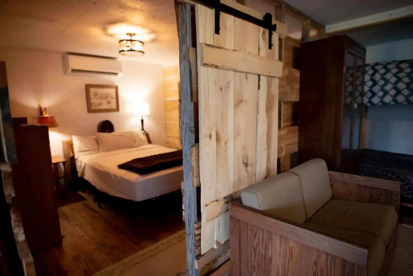 2 bedrooms, desk, travel cot, WiFi