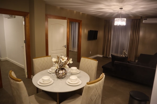 Deluxe Apartment | Ruang tamu | 48 inci sebuah televisyen pintar dengan digital