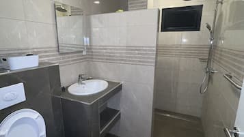 Executive-lejlighed | Badeværelse | Badekar, håndklæder