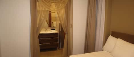 Romantic Suite | Iron/ironing board, free WiFi, bed sheets