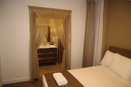 Tabla de planchar con plancha, wifi gratis y ropa de cama . Empire 2 Marthastraat