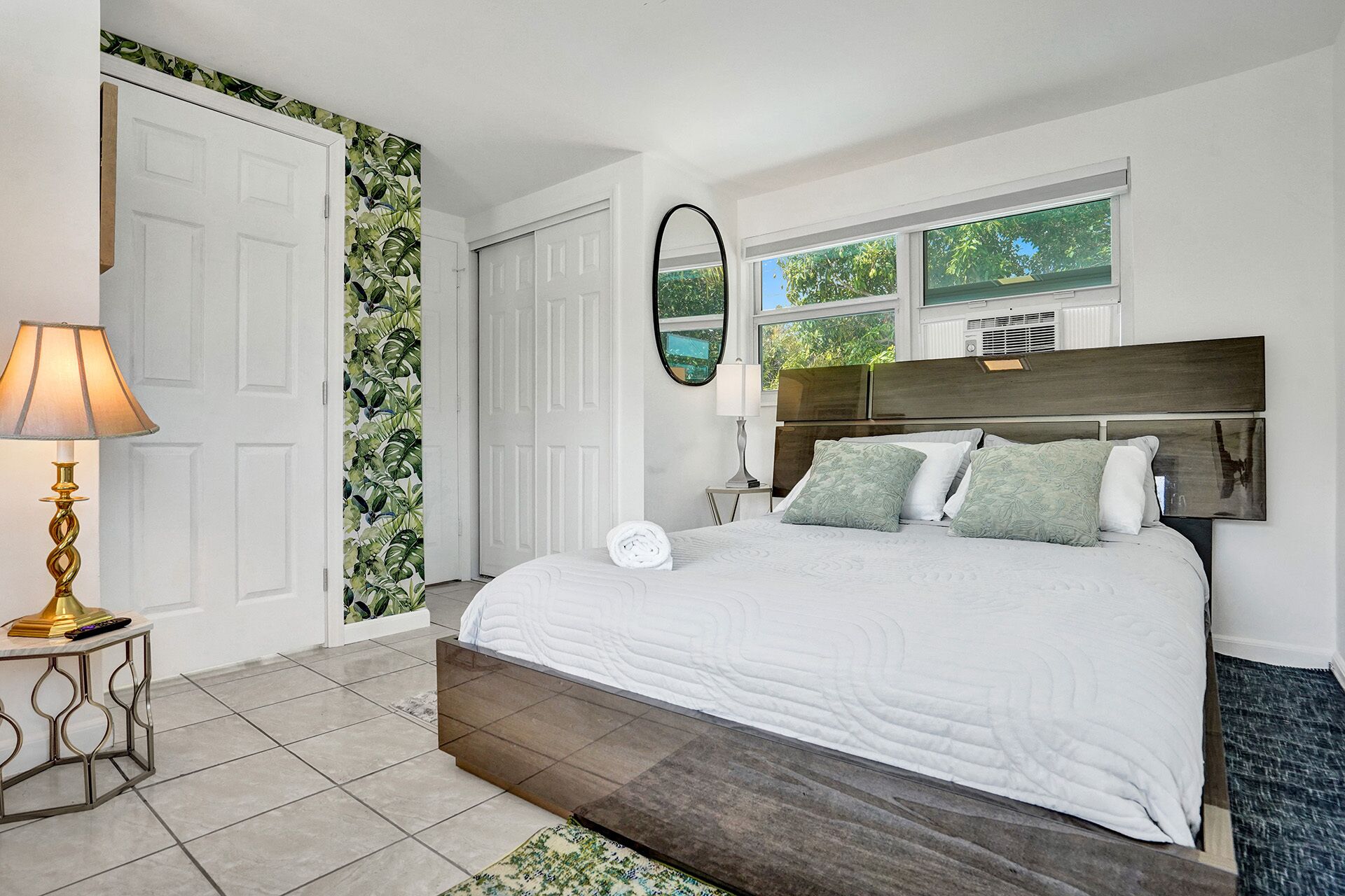 4 bedrooms, desk, iron/ironing board, travel crib