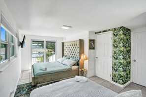 4 chambres, bureau, fer et planche à repasser, lit parapluie