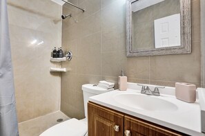 Douche, sèche-cheveux, serviettes fournies, savon