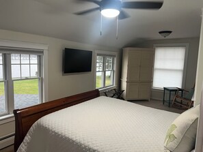 5 bedrooms, in-room safe, iron/ironing board, free WiFi - Chautauqua Lake Front Property - Short Walk to the Village of Bemus Point! (Bemus Point)