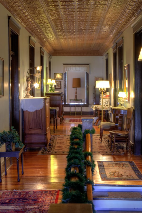 Interior - Inn of the Six-Toed Cat (Allerton)