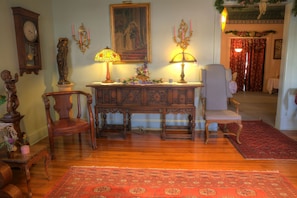 Interior - Inn of the Six-Toed Cat (Allerton)