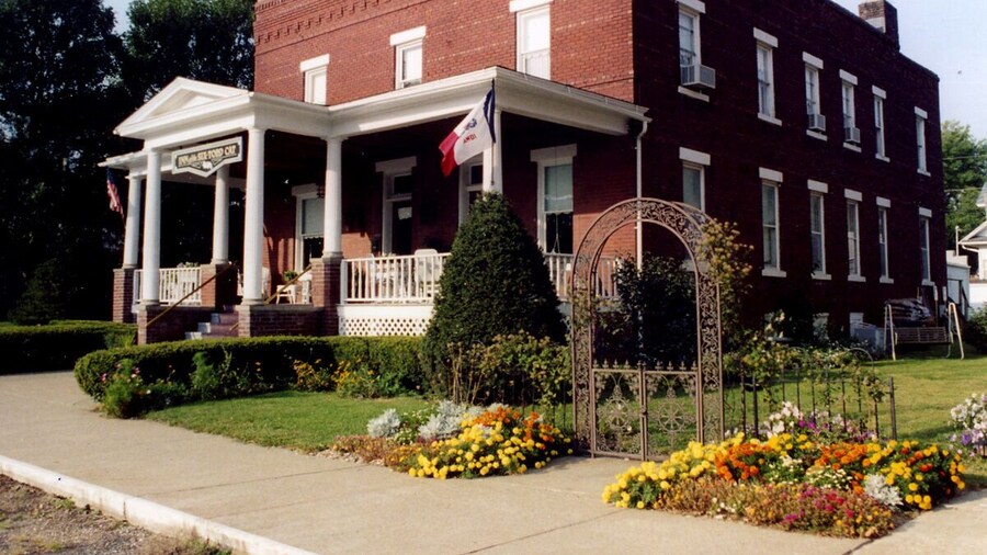 Inn of the Six-Toed Cat