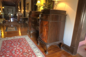 Interior - Inn of the Six-Toed Cat (Allerton)