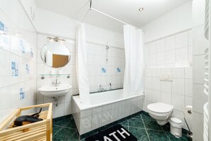 Hair dryer, towels, soap, shampoo - 3-rooms Apartment Citycenter Museuminsel Berlin-mitte for 5 Personen (Berlin)