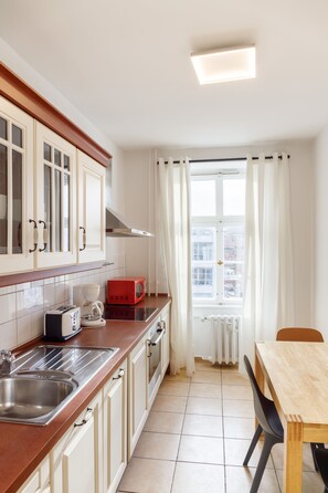 Køleskab, mikrobølgeovn, ovn, kogeplade