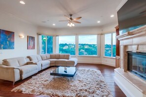 تلفزيون، مدفأة، ألعاب فيديو، تنس طاولة