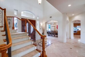 المنشأة من الداخل